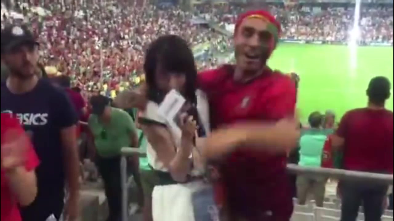 霸王硬上弓！葡萄牙球迷强吻国内美女记者