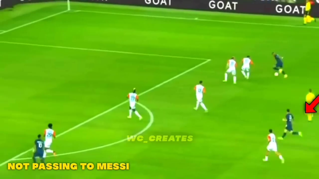 国外球迷剪辑视频：姆巴佩自私的国王，多次不给梅西&内马尔传球