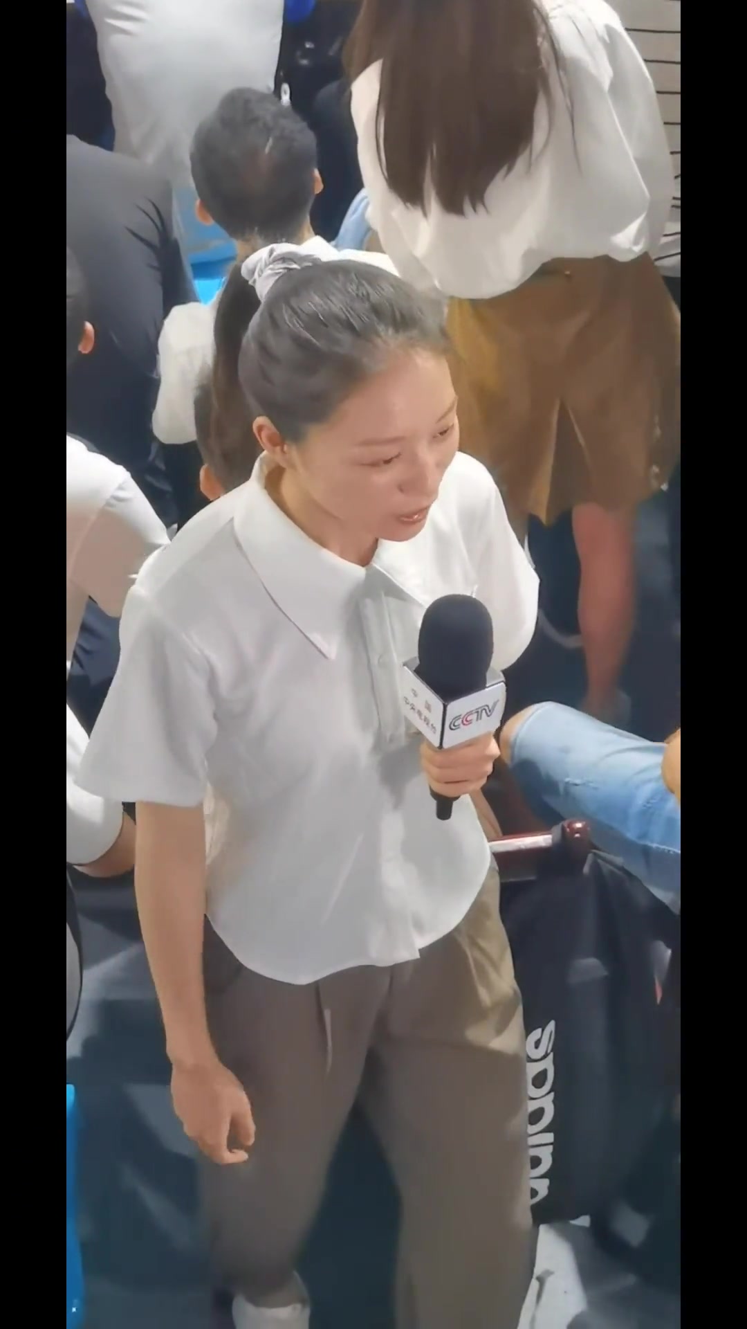 氛围真好！央视美女主持到现场报道“村BA”