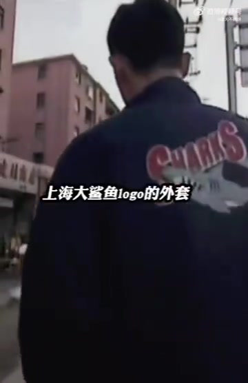 十八岁的姚明走在街头，路人纷纷惊叹：咋长这么高的？