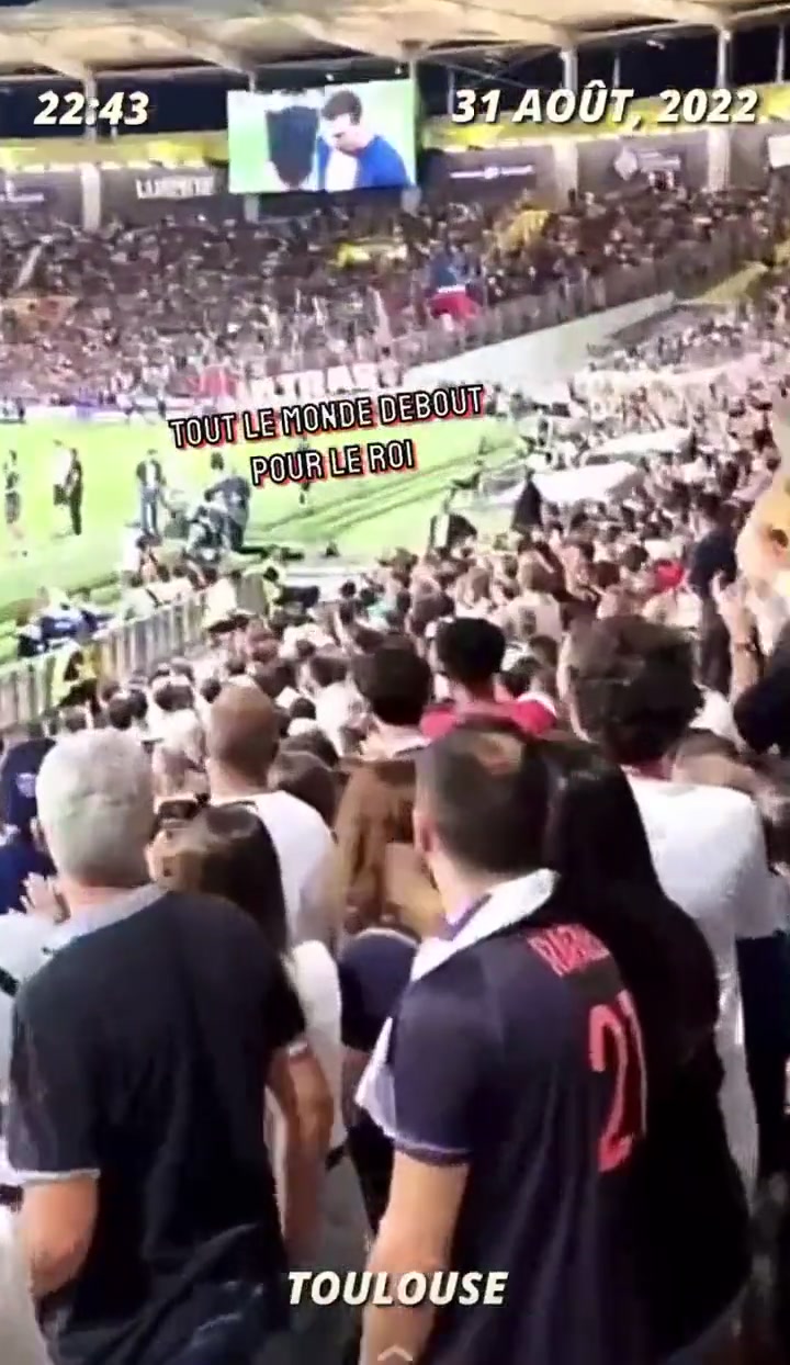梅西下场时图卢兹球迷起立鼓掌