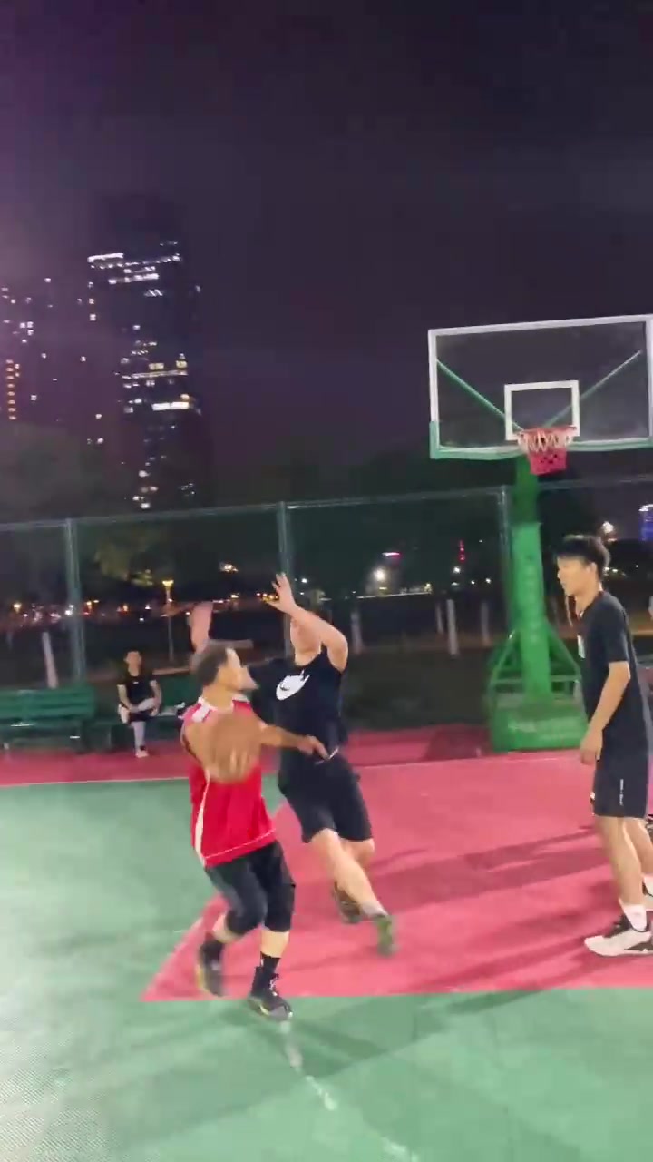 当你遇到球场四大怪之一勾手老大爷时 你还会奋勇努力防守吗？