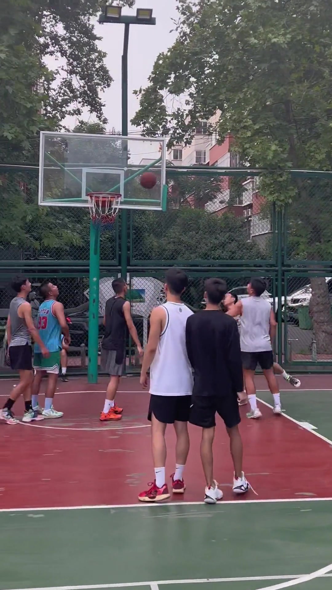 野球场一位酷爱耍街头动作的小伙 碰到这种队友你宁愿不打？