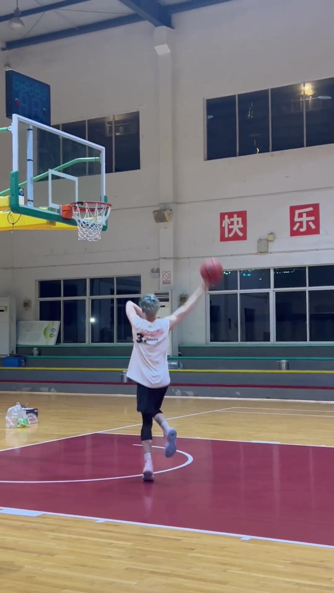 与吧友几几开？演员白敬亭晒打球视频⛹‍♂️速度快射得准！