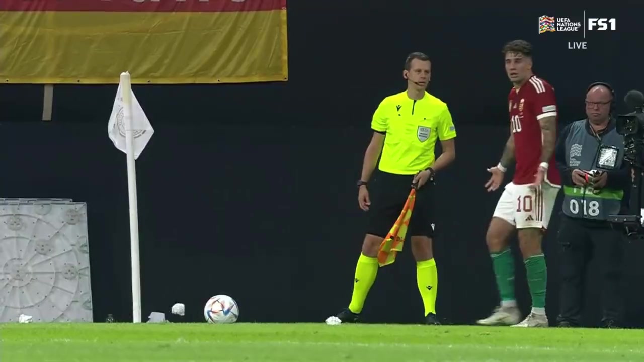 怒了！匈牙利罚角球被德国球迷扔纸团砸中头部
