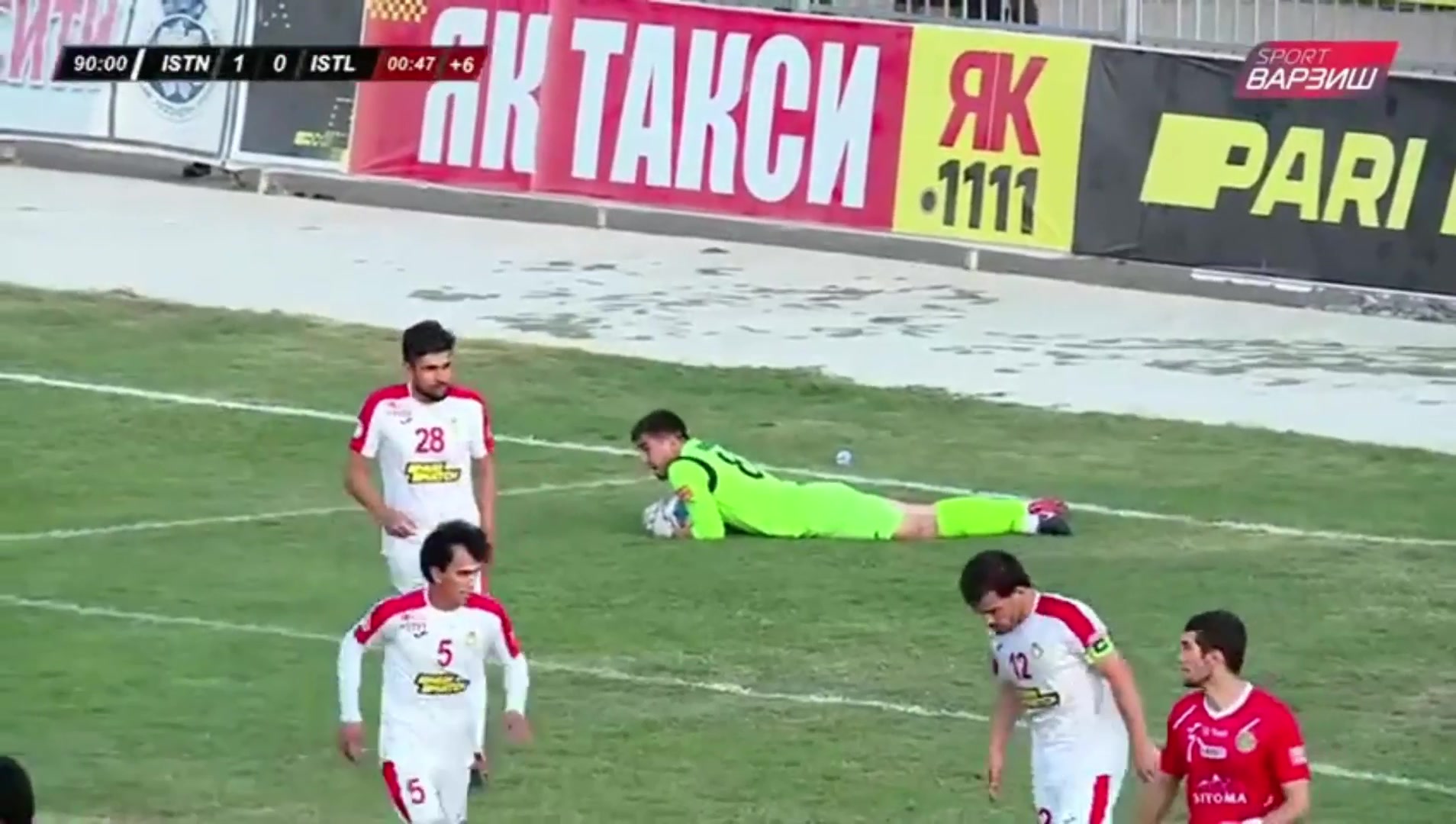 踢球是要靠脑子的！塔吉克斯坦球员成功偷袭对方门将破门