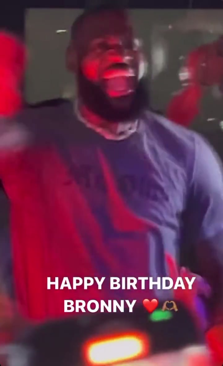 玩的挺嗨！詹姆斯给布朗尼举行18岁生日party