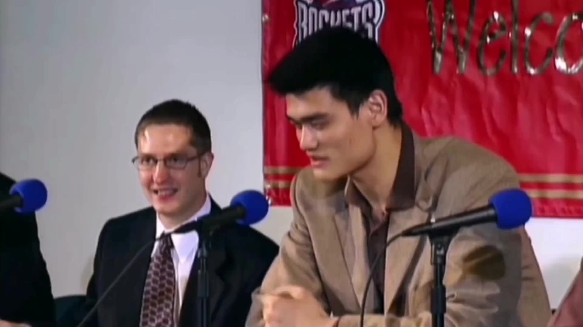青春回忆！还记得姚明刚去NBA时的翻译科林潘吗？