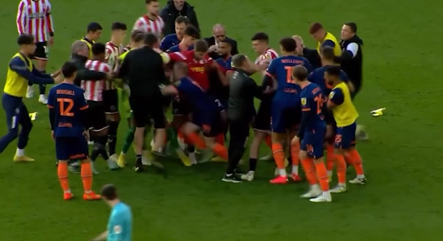谢菲联3比3布莱克浦赛后两球员抱摔冲突