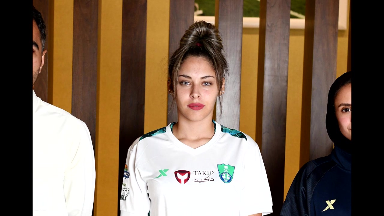 沙特俱乐部签下阿尔及利亚第一美女球员