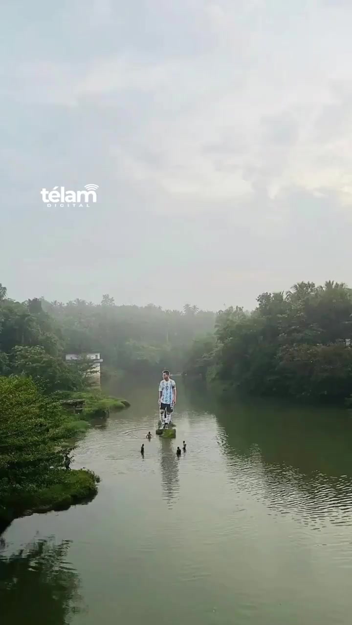 信仰！印度球迷在河中放梅西巨幅画像