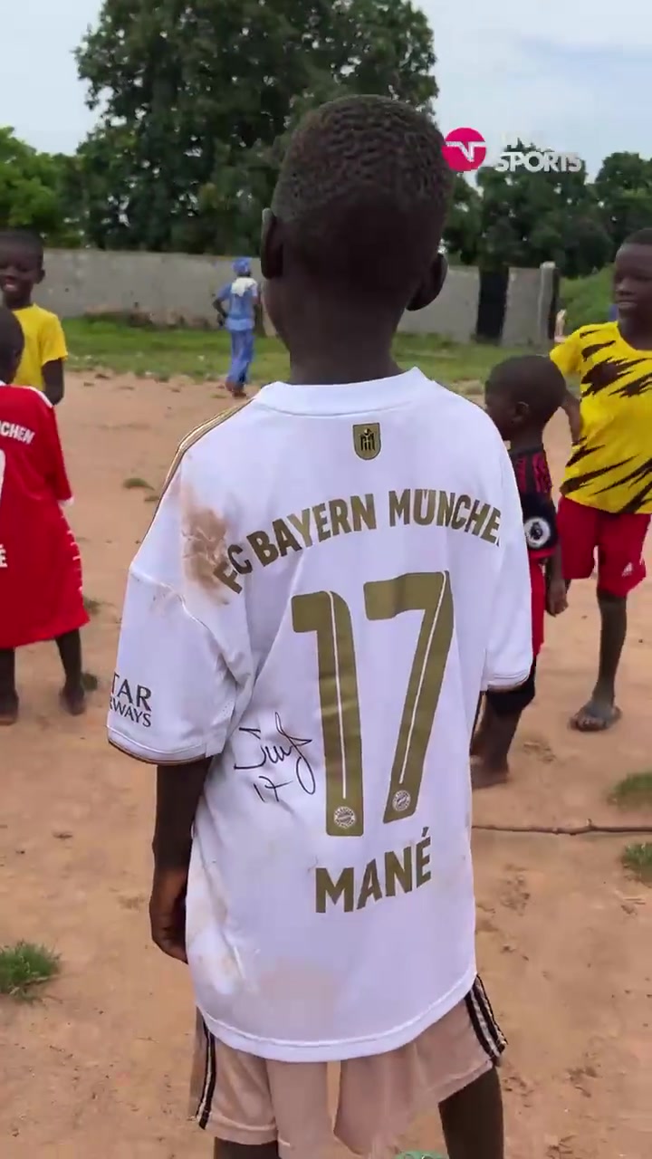 马内签100件球衣托人送给家乡的孩子们