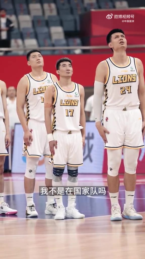 孙铭徽晒自己肩膀受伤的视频 并为中国男篮加油