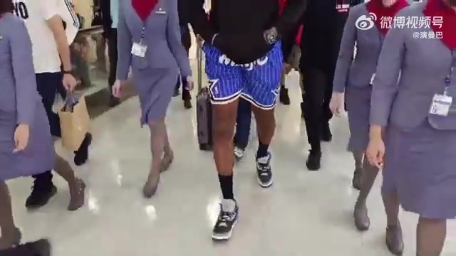 霍华德身穿魔术的球裤抵达中国台湾 身边咋这么多台妹