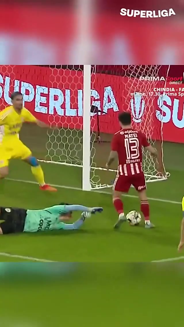 罗马尼亚联赛球员看到对方受伤，放弃近在咫尺的射门
