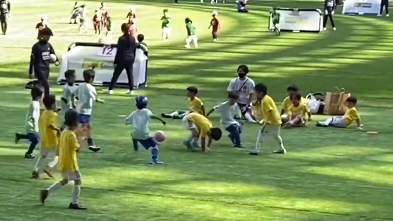 从娃娃抓起！日本在国立竞技场的幼儿园足球赛
