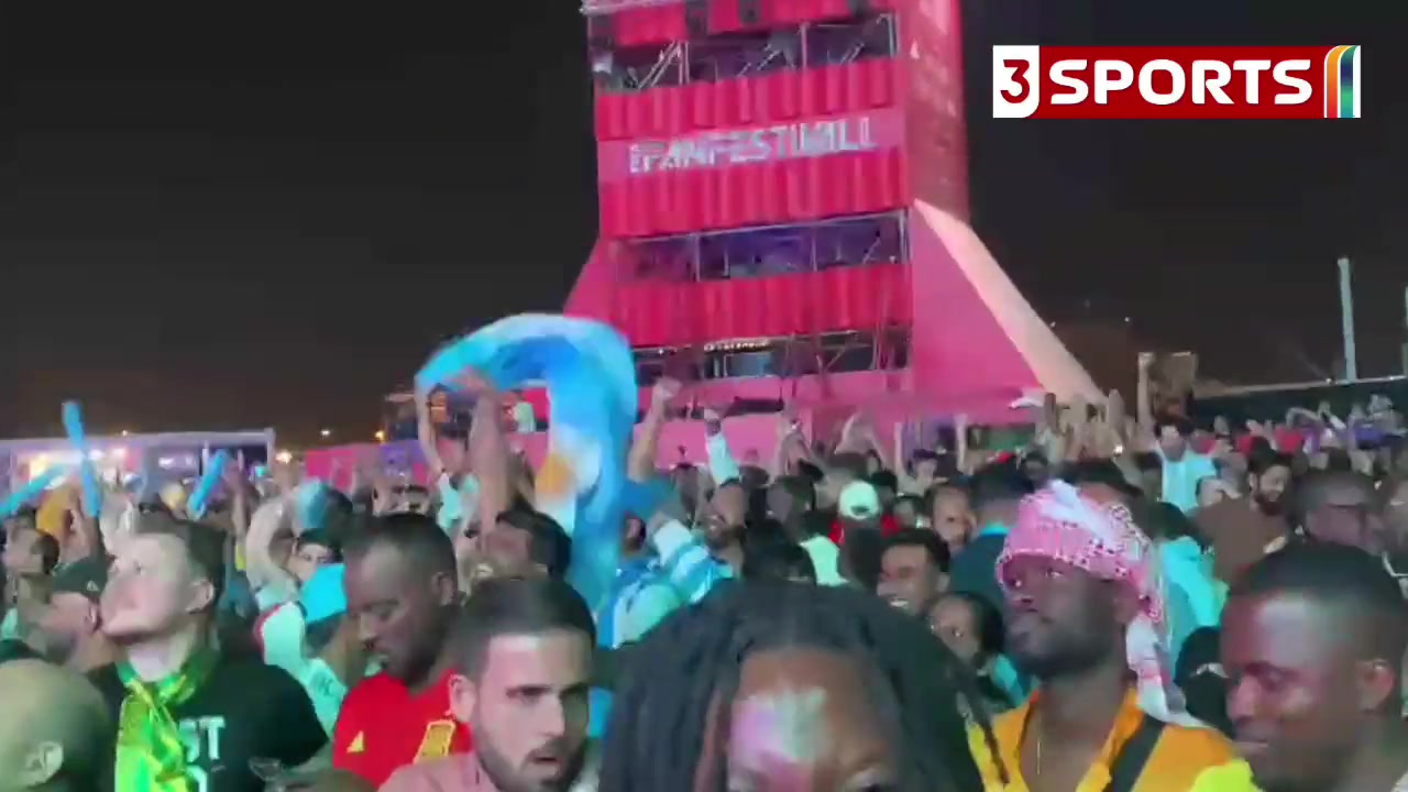 不止阿根廷球迷！梅西进球后 卡塔尔当地球迷也在庆祝梅西进球