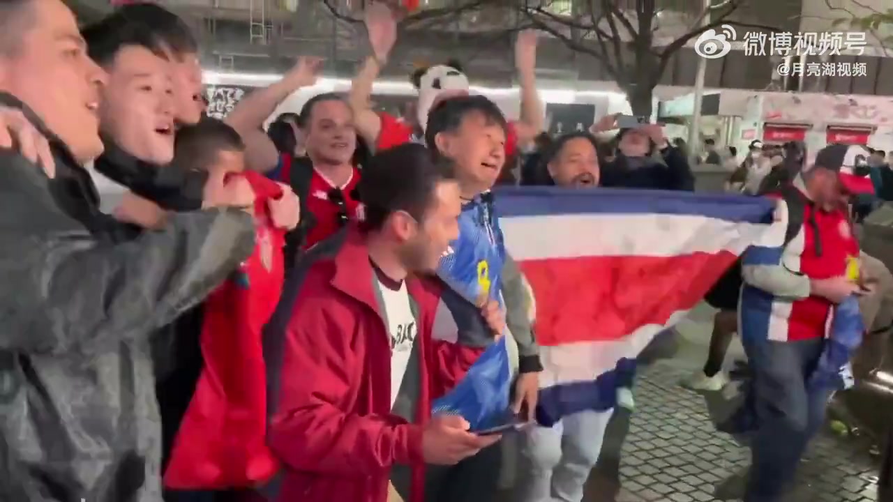 太残忍！一群哥斯达黎加球迷围着哭泣的日本球迷庆祝
