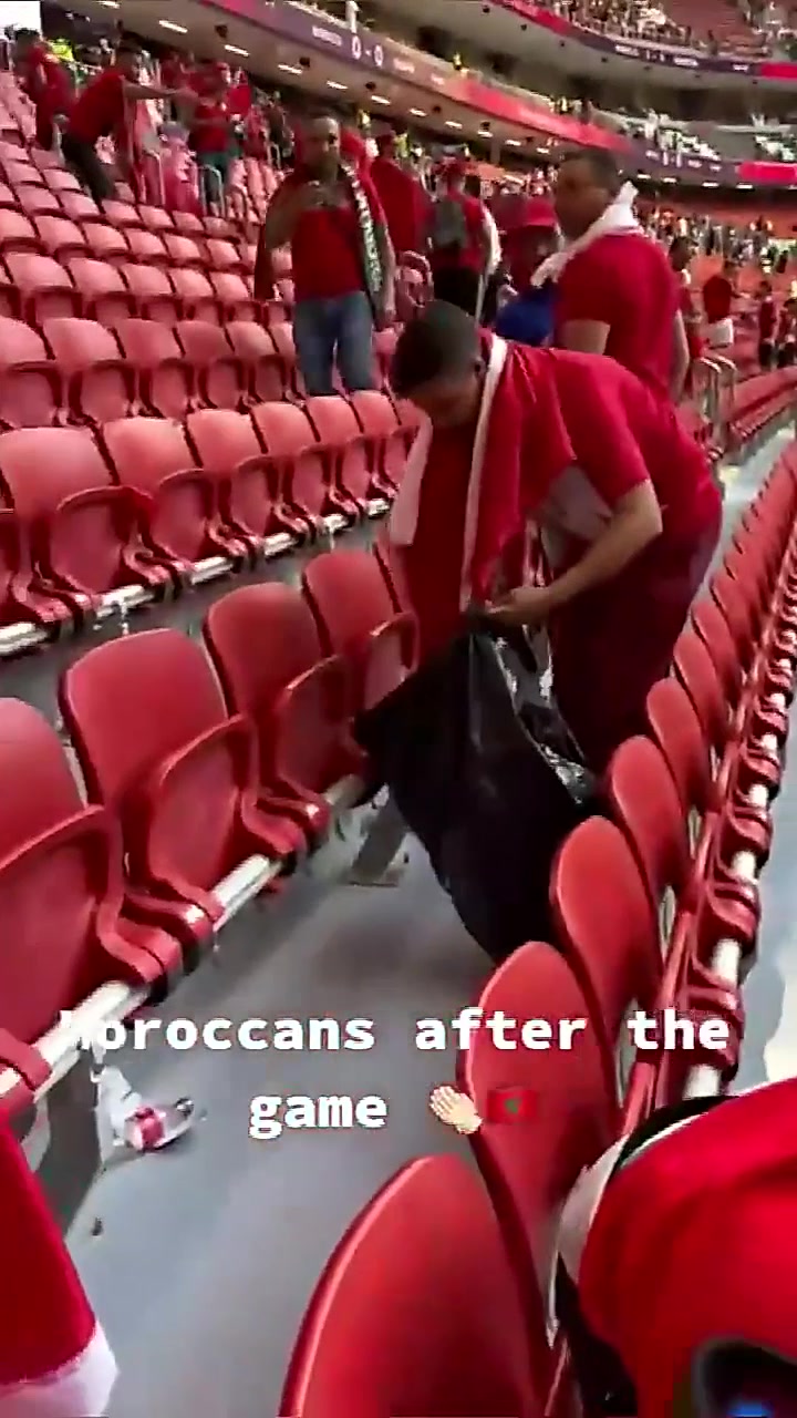 摩洛哥&加纳球迷赛后也捡起了看台上的垃圾