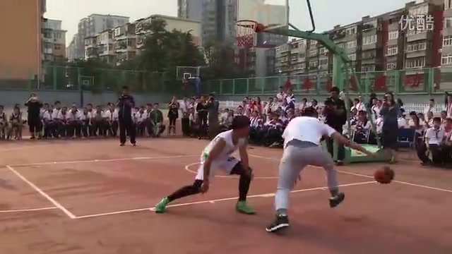 这运球额...给几分？翟小川与中学生1v1单挑，气氛一度有些尴尬！