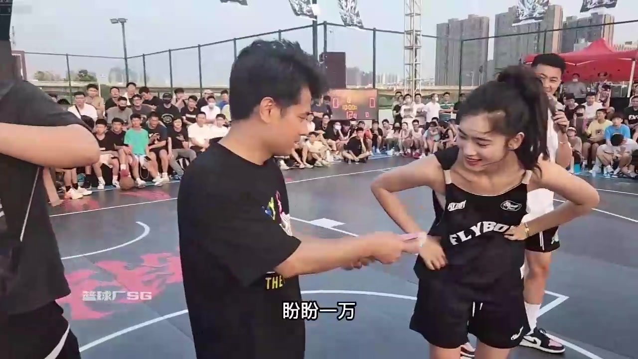 赢一球给一万！和篮球女网红打一场单挑要花不少钱吧
