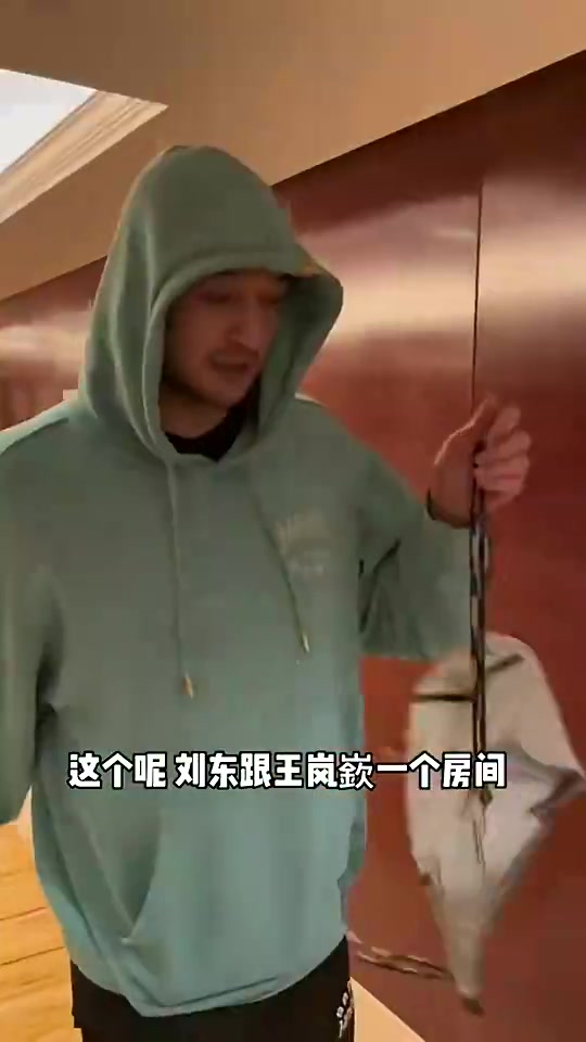 仗义！西热力江给刘东送礼物：你工资低 罚款的三万块有哥哥在