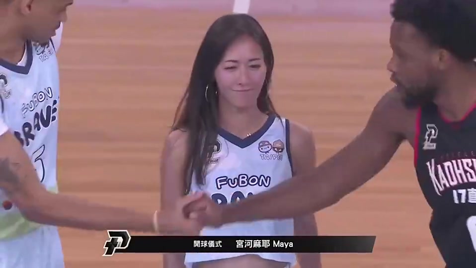 被吉祥物牵走了！日本美女记宫河麻耶担任中国台湾P联赛开球嘉宾