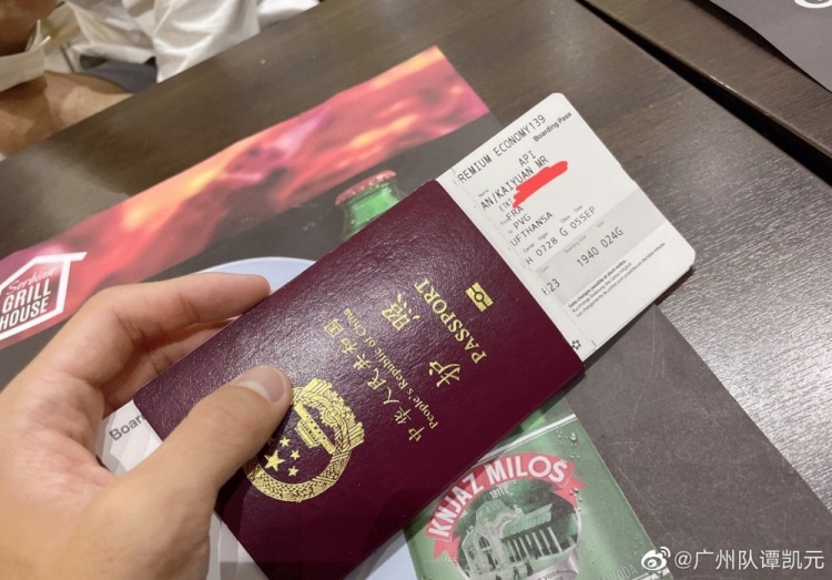 今日谭凯元在个人社媒中发布了自己手持护照和登机牌的照片,并配文