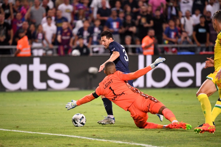 梅西打进巴黎欧冠第464球，后者追平里昂保持的法国球队进球纪录