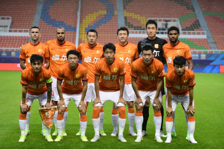 足球报：武汉长江俱乐部已于今日发放了三个月工资