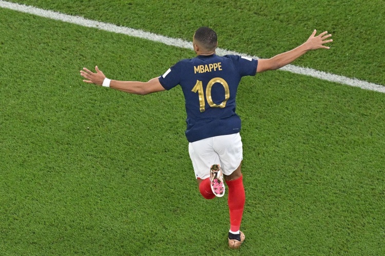 法国连续6届国际大赛晋级淘汰赛，队史首次