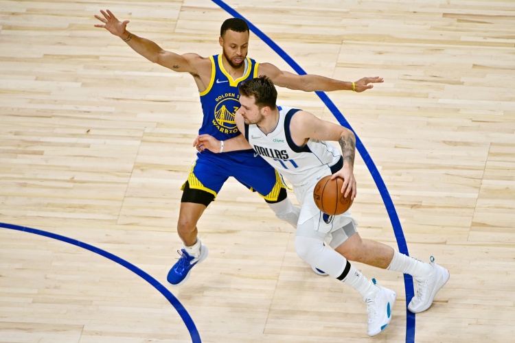 东契奇生涯与库里交手15次场均32分 NBA所有球员中最多！