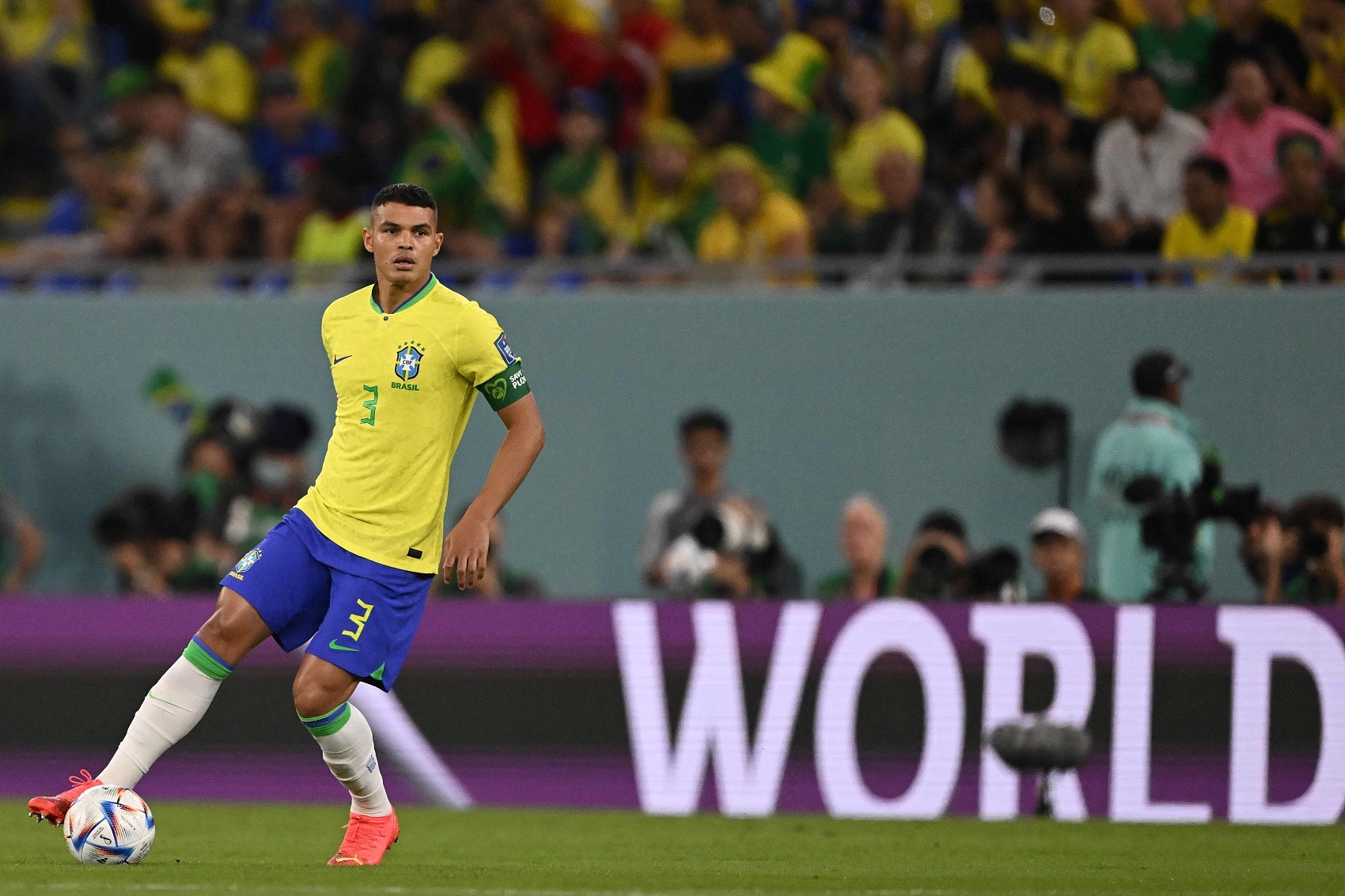 内维尔：仍然认为巴西会夺冠，他们的门将中卫后腰都很出色
