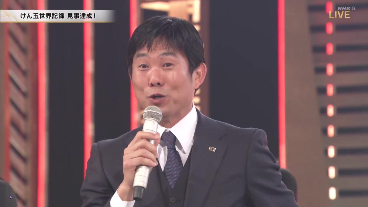 彻底放飞！森保一红白歌会上模仿长友佑都的：Bravo！
