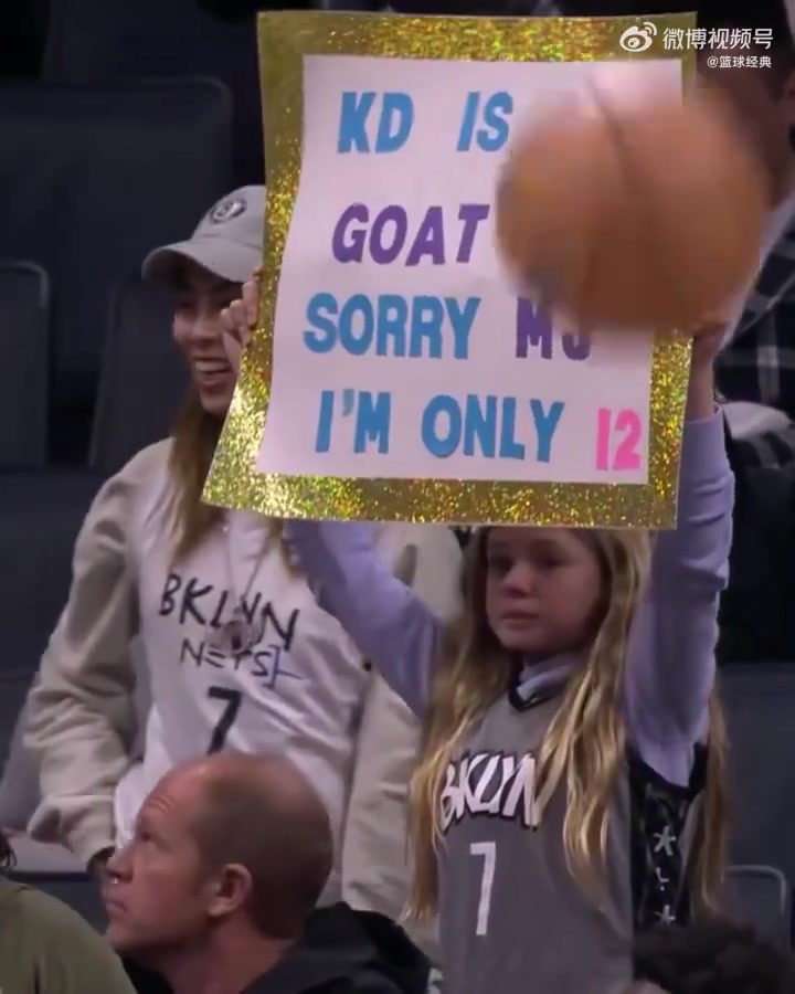 该死的气质！美女球迷举牌：杜兰特是我心中的GOAT，KD居然笑了！