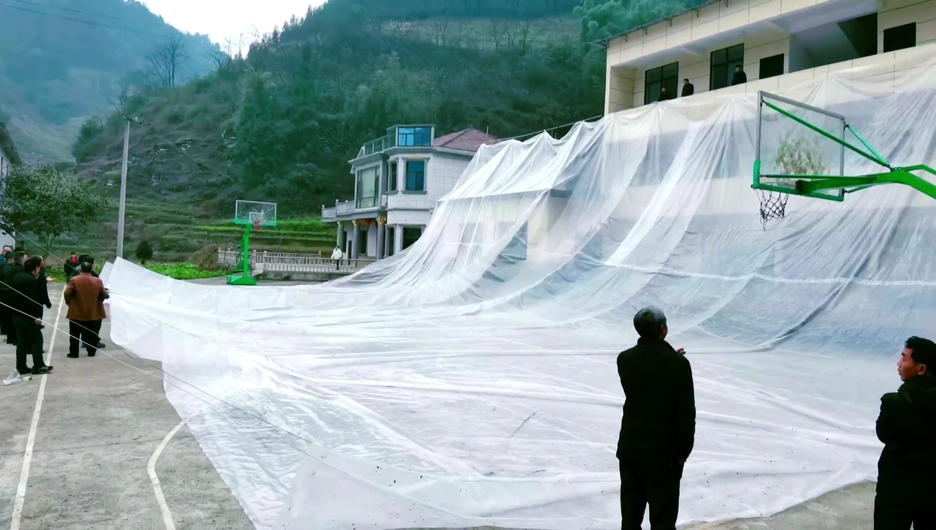 这就是热爱！村BA现场下雨也要办比赛