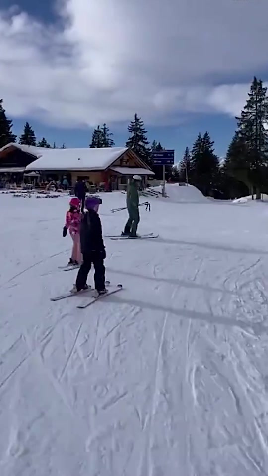 梅西晒一家人滑雪视频