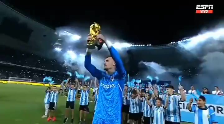 阿根廷联赛国脚独苗，阿尔玛尼展示大力神杯