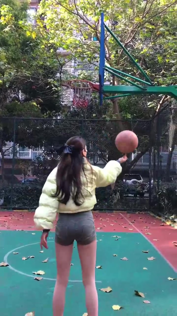 背影杀手！篮球小姐姐晒连续运球飚三分视频 可惜不露脸