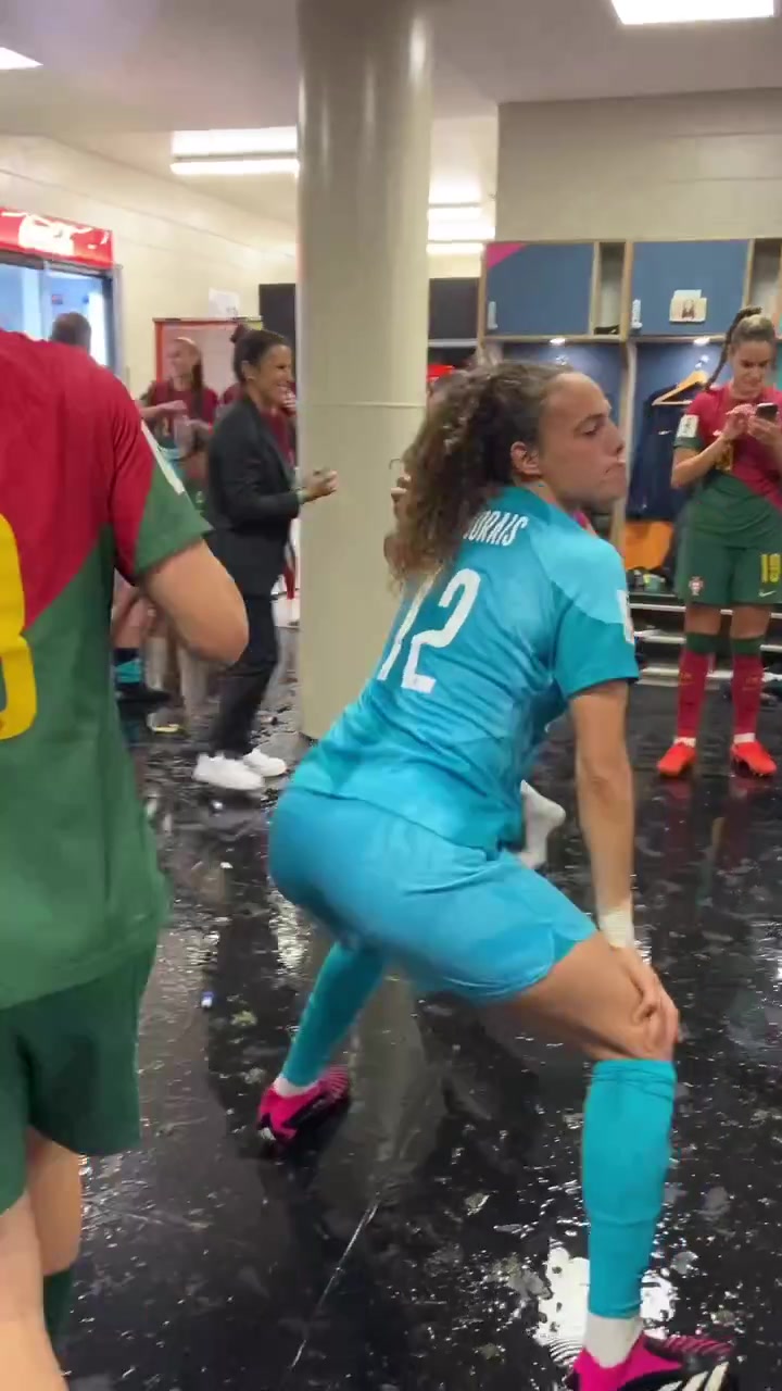 获得女足世界杯资格！葡萄牙女足球员更衣室大秀抖臀舞