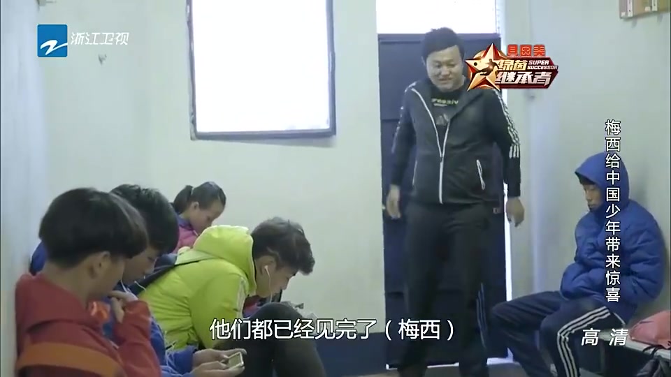 当时发生了什么？昔日中国足球少年坐着和梅西握手