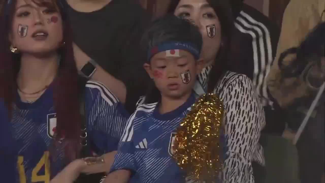 这是名人吗？镜头频频给看台上的日本母女球迷