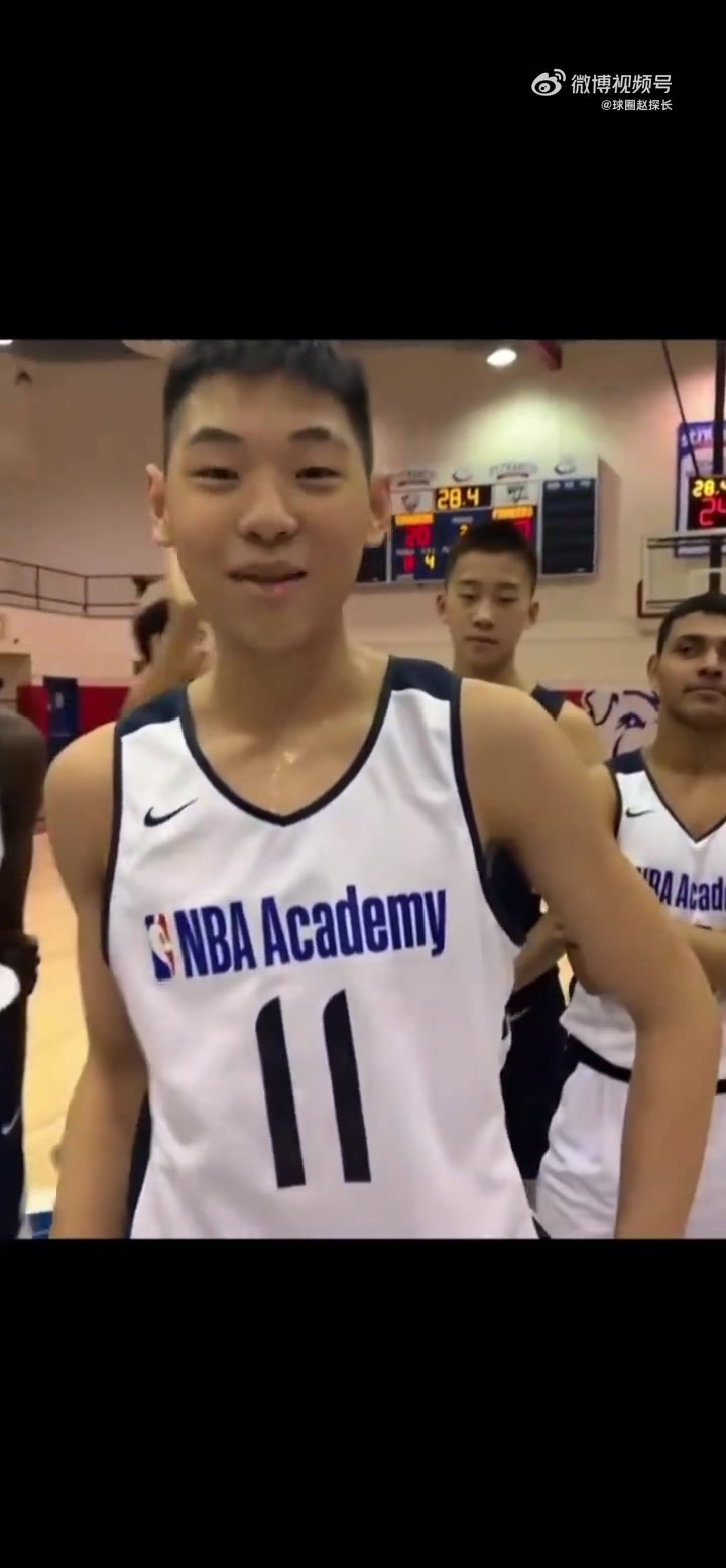 这脑子牛逼！！崔永熙当年参加NBA学院时，清楚说出每个队友名字