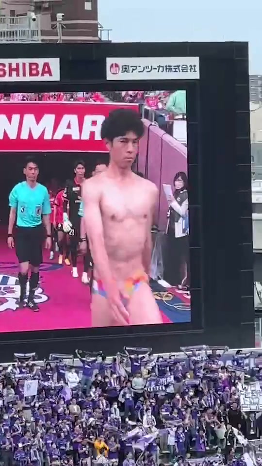 好变态啊！日本搞笑艺人裸着穿裤衩开球