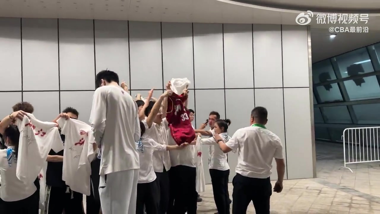 连续两场拯救球队！浙江球迷场馆外高呼程帅澎MVP！！！