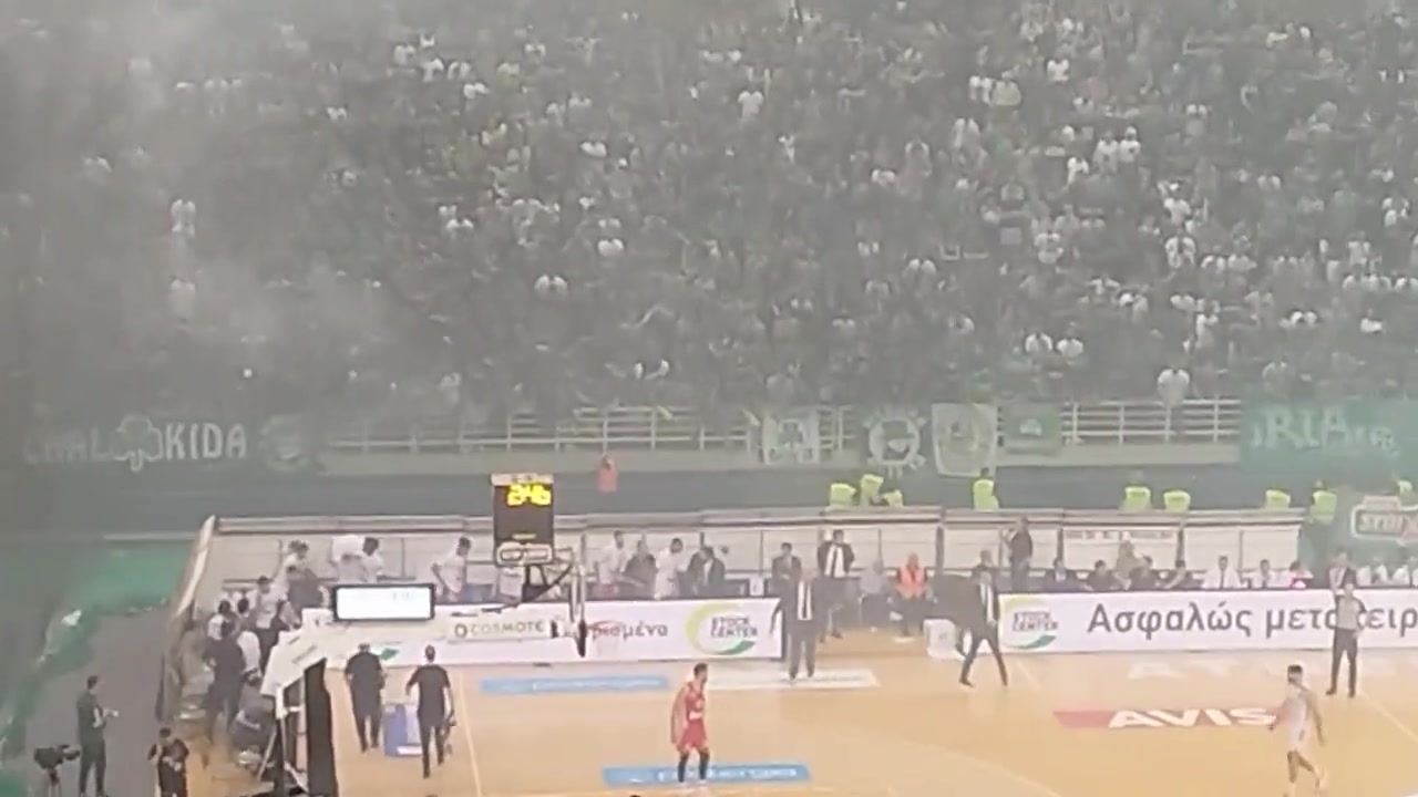 希腊联赛：球迷输急眼朝客队投掷烟雾弹和照明弹 字母哥无奈撤离