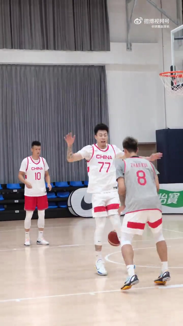 哈哈哈！中国男篮队内训练玩传球游戏，赵睿穿裆张镇麟！
