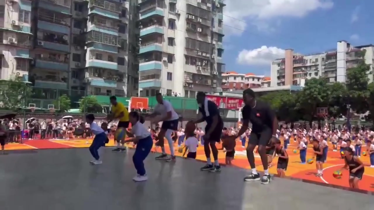 基本功！字母哥中国行来到广州某小学，带着孩子们一起练习运球