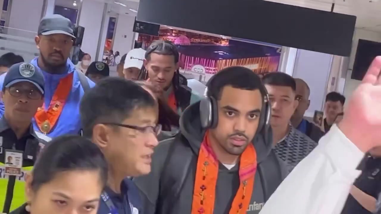 菲律宾乔丹?克拉克森抵达马尼拉机场 来接机的人不少啊