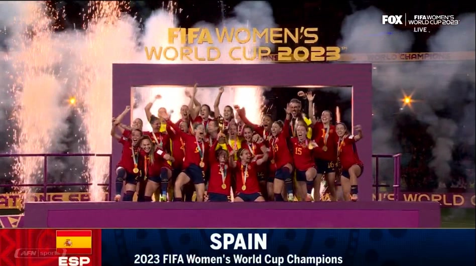 荣耀时刻！西班牙女足举起世界杯冠军奖杯！
